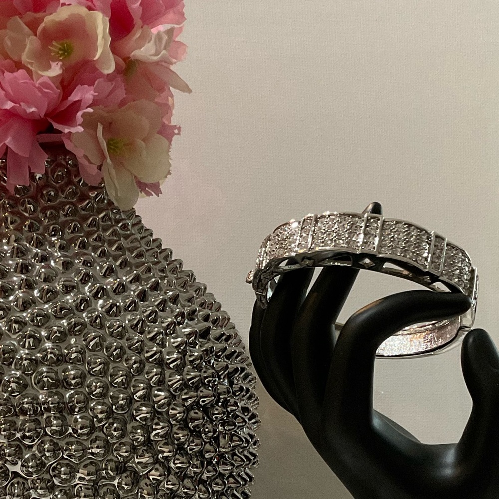 Eleanor ShuMark valentine collection swarovski Crystals bangle hinged bracelet